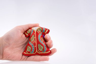 Geleneksel giysileri süsleyerek el ele tutuşmak