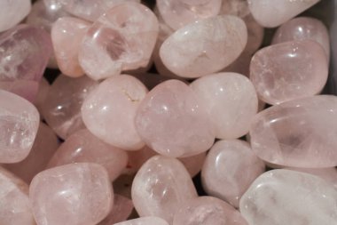 Mineral kaya numunesi olarak Rose Quartz 'ın değerli taşı yuvarlandı