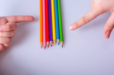 Beyaz arkaplana yerleştirilmiş el ele tutuşan kalemler