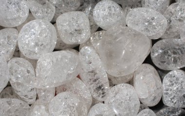 Doğal mineral kaya numunesi olarak kristalize kuvars (taş-kristal) değerli taş