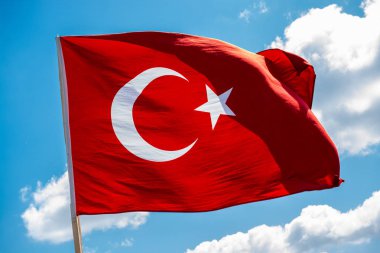 Türk ulusal bayrağı açık havada sallanıyor