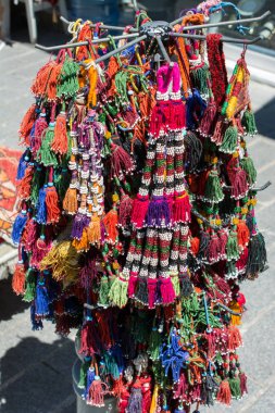 Osmanlı Türkçesi geleneksel püsküllerinin çeşitli renklerde seçilmesi