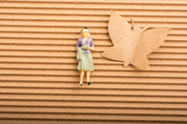Figura Mujer Colocada Junto Una Forma Mariposa Papel — Foto de Stock