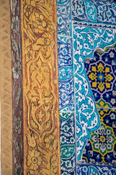 Osmanlı zamanının tahta üzerindeki çiçek desenli sanat örneği