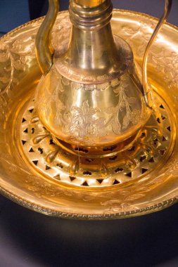 Metal sürahi üzerine sanat yakın plan
