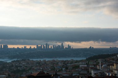Istanbul cityscape akşam boyunca bulutlar altında