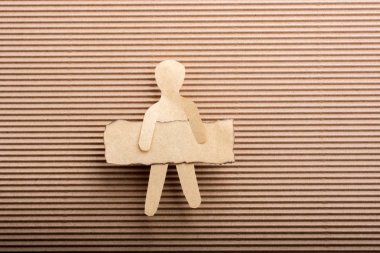 Kağıt adam elinde yanmış kağıt tutuyor.