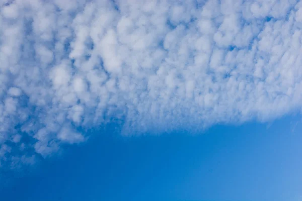 Witte Kleur Wolken Gevonden Blauwe Hemelachtergrond — Stockfoto