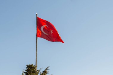 Türk ulusal bayrağı açık havada sallanıyor