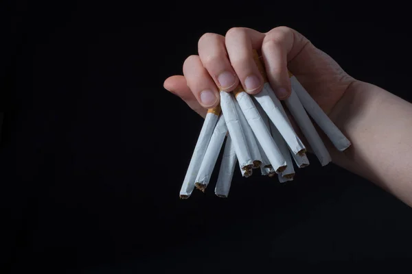 Hand Ger Paket Cigaretter Svart Bakgrund — Stockfoto