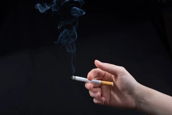 Hand Håller Rökning Cigarett Med Rök Runt — Stockfoto