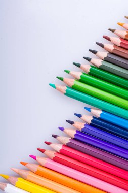 Beyaz arkaplana çeşitli renklerin renk kalemleri