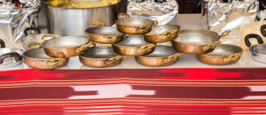 Yeni metal tavalar yemek takımı olarak