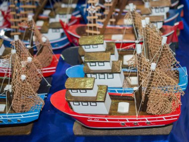 Bir dizi küçük renkli model tekne.