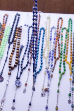 Çeşitli renkte tespih seti