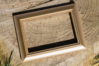 Arkaplanda boş ahşap resim çerçevesi