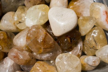 Mineral kaya jeodu olarak taştan taşlarla oynanmış.