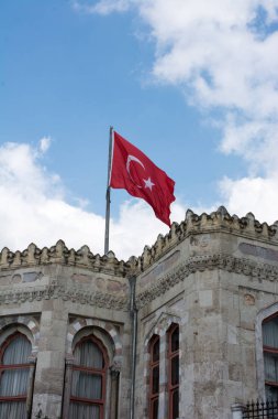 Türk ulusal bayrağı açık havada sallanıyor