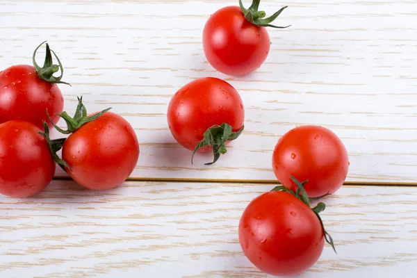Bir demet kırmızı olgun lezzetli taze kiraz domatesi.