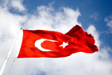 Türk ulusal bayrağı açık havada bir direğe asılı