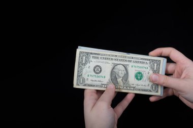 Beyaz arka planda el ele tutuşan Amerikan doları banknotları