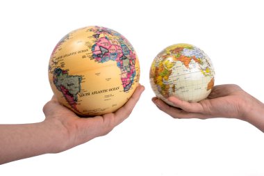 Beyaz arka plan üzerinde elinde iki küre holding holding iki eller