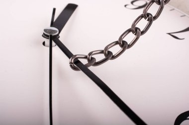 zinciri için dakika kontrolden bir saat bağlı ve beyaz bir arka plan üzerine çekti