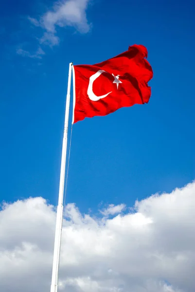 Török Nemzeti Zászló Lóg Egy Rúd Szabadban — Stock Fotó