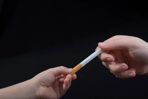 Hand Ger Cigarett Svart Bakgrund — Stockfoto