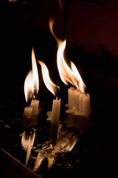 Brennende Kerzen Mit Kerzenlicht Dunkeln — Stockfoto