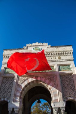 Türk ulusal bayrağı açık havada sallanıyor