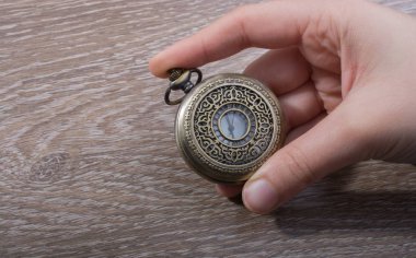 Siyah arkaplanda Retro tarzı cep saati