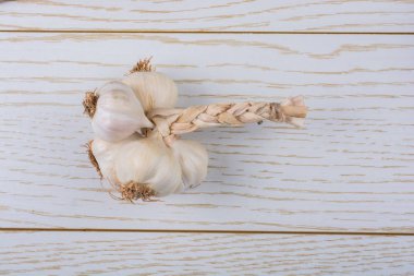 Ahşap dokusu üzerinde yerleştirilen sarımsak karanfil