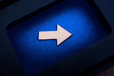 Görünürde kahverengi kağıttan kesilmiş ok işareti