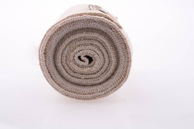 Beyaz bir arka plan üzerinde rulo bandaj