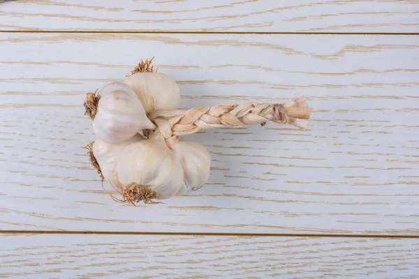 Ahşap dokusu üzerinde yerleştirilen sarımsak karanfil