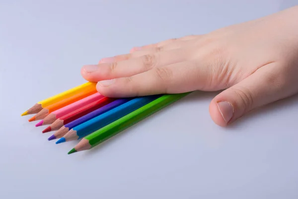 Hand Holding Kleur Potloden Geplaatst Een Witte Achtergrond — Stockfoto