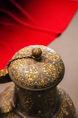 Görünüşte çok eski tarz metal ewer su kavanozu