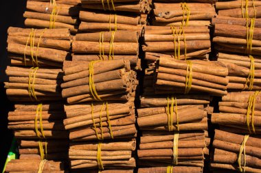 Arkaplanda tarçın çubukları yığını