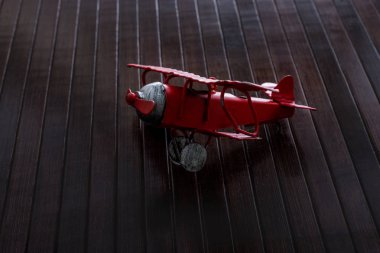 Ahşap dokusu üzerinde kırmızı renk oyuncak uçak mı