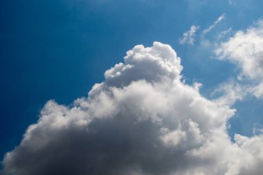 Koyu ve gri bulutlar gökyüzünde