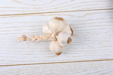 Ahşap dokusu üzerinde yerleştirilen sarımsak karanfil