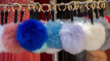 Çarşıdaki renkli ponponların seti.