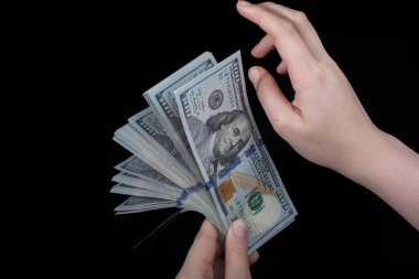 Beyaz arka planda el ele tutuşan Amerikan doları banknotları
