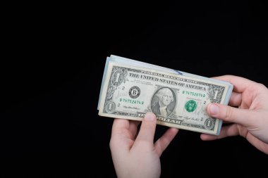 Beyaz arka planda el ele tutuşan Amerikan doları banknotları