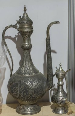 Görünüşte çok eski tarz metal ewer su kavanozu