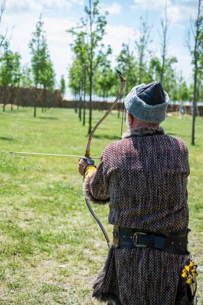 Pemanah Dengan Busur Panah Dengan Pakaian Tradisional — Stok Foto
