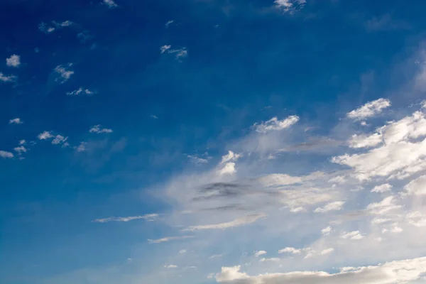 Vita Färgmoln Täcker Den Blå Himlen Dagtid — Stockfoto