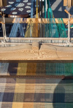 Tezgah üzerine ev yapımı iplik ile bir parçası