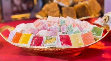 Bir sürü geleneksel Türk Lokum şekeri.